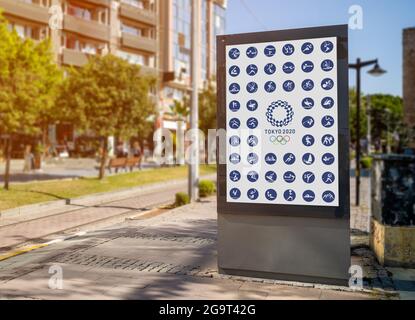 Antalya, Turquie - 23 juillet 2021 : logo officiel des Jeux Olympiques d'été de Tokyo 2020 sur le panneau d'affichage du 24 juillet au 09 août 2020 Banque D'Images