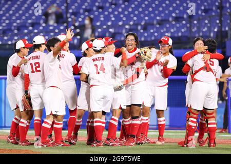 Kanagawa, Japon. 27 juillet 2021. Groupe d'équipe du Japon (JPN) Softball : finale du match entre les Etats-Unis et le Japon au stade de baseball de Yokohama à Kanagawa, Japon . Credit: Yohei Osada/AFLO SPORT/Alay Live News Banque D'Images