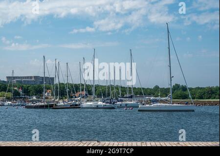 Port de Borgholm sur l'île suédoise de la mer Baltique Öland. Cette île est une destination populaire pour les bateaux de loisirs. Banque D'Images