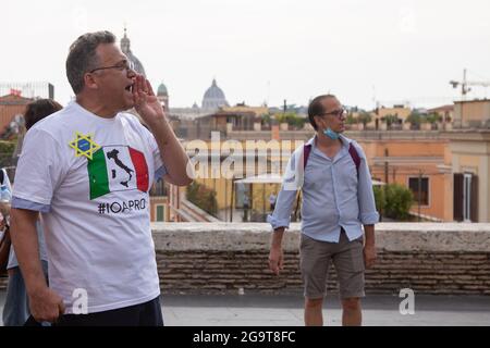 Rome, Italie. 27 juillet 2021. Les manifestants au sommet des marches espagnoles à Rome (photo de Matteo Nardone/Pacific Press) crédit: Pacific Press Media production Corp./Alamy Live News Banque D'Images