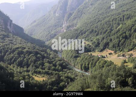 Canyon de la rivière Tara, Monténégro - 17 juillet 2021 vue depuis le pont de Djurdjevica Tara au Monténégro sur une belle rivière bleue et un village Banque D'Images