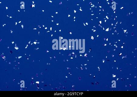 Magnifique fond bleu festif avec confettis de forme métallique. Concept de décoration de vacances. Banque D'Images