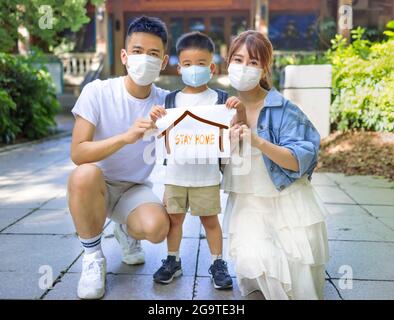 la famille heureuse est restée en quarantaine, auto-isolement. Concepts de campagne Restez à la maison en toute sécurité Banque D'Images