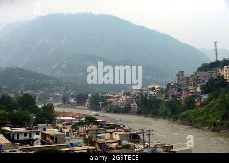 Une belle vue sur les maisons de montagne le long de la rivière Neelam ont une immense attraction pour les touristes de tout le pays à Muzaffarabad, Azad Cachemire. Muzaffarabad est la capitale et la deuxième plus grande ville d'Azad Jammu-et-Cachemire, Pakistan après Mirpur. Il est situé dans le district de Muzaffarabad, sur les rives des rivières Jhelum et Neelum. La rivière Neelum dans la région du Cachemire, en Inde et au Pakistan. La rivière Neelam entre au Pakistan depuis l'Inde dans le secteur Gurais de la ligne de contrôle, puis s'étend vers l'ouest jusqu'à ce qu'elle rencontre la rivière Jhelum au nord de Muzzafarabad.le Kishenganga a été nommé Neelum soit d. Banque D'Images