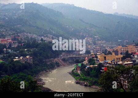 Une belle vue sur les maisons de montagne le long de la rivière Neelam ont une immense attraction pour les touristes de tout le pays à Muzaffarabad, Azad Cachemire. Muzaffarabad est la capitale et la deuxième plus grande ville d'Azad Jammu-et-Cachemire, Pakistan après Mirpur. Il est situé dans le district de Muzaffarabad, sur les rives des rivières Jhelum et Neelum. La rivière Neelum dans la région du Cachemire, en Inde et au Pakistan. La rivière Neelam entre au Pakistan depuis l'Inde dans le secteur Gurais de la ligne de contrôle, puis s'étend vers l'ouest jusqu'à ce qu'elle rencontre la rivière Jhelum au nord de Muzzafarabad.le Kishenganga a été nommé Neelum soit d. Banque D'Images