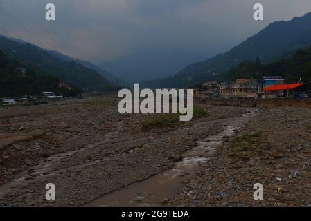 Une belle vue sur les maisons de montagne le long de la rivière Neelam ont une immense attraction pour les touristes de tout le pays à Muzaffarabad, Azad Cachemire. Muzaffarabad est la capitale et la deuxième plus grande ville d'Azad Jammu-et-Cachemire, Pakistan après Mirpur. Il est situé dans le district de Muzaffarabad, sur les rives des rivières Jhelum et Neelum. La rivière Neelum dans la région du Cachemire, en Inde et au Pakistan. La rivière Neelam entre au Pakistan depuis l'Inde dans le secteur Gurais de la ligne de contrôle, puis s'étend vers l'ouest jusqu'à ce qu'elle rencontre la rivière Jhelum au nord de Muzzafarabad.le Kishenganga a été nommé Neelum soit d. Banque D'Images