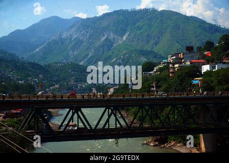 Une belle vue sur les maisons de montagne le long de la rivière Neelam ont une immense attraction pour les touristes de tout le pays à Muzaffarabad, Azad Cachemire. Muzaffarabad est la capitale et la deuxième plus grande ville d'Azad Jammu-et-Cachemire, Pakistan après Mirpur. Il est situé dans le district de Muzaffarabad, sur les rives des rivières Jhelum et Neelum. La rivière Neelum dans la région du Cachemire, en Inde et au Pakistan. La rivière Neelam entre au Pakistan depuis l'Inde dans le secteur Gurais de la ligne de contrôle, puis s'étend vers l'ouest jusqu'à ce qu'elle rencontre la rivière Jhelum au nord de Muzzafarabad.le Kishenganga a été nommé Neelum soit d. Banque D'Images