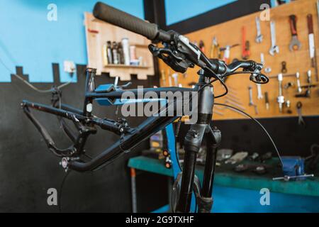 gros plan d'un cadre de vélo noir sans roues Banque D'Images