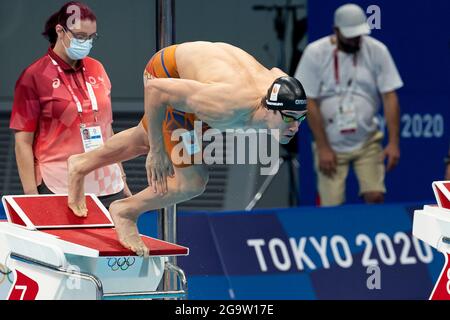 TOKYO, JAPON - JUILLET 27 : Stan Pijnenburg, des pays-Bas, en compétition avec les hommes Freestyle de 100m pendant les Jeux Olympiques de Tokyo 2020 à l'Aquatics de Tokyo Banque D'Images