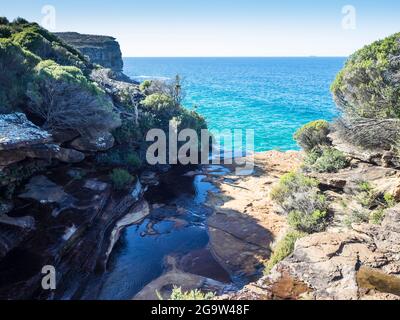 Tasman Sea au-dessus des chutes de Curracurrong, Coast Track, Royal National Park, Nouvelle-Galles du Sud Banque D'Images