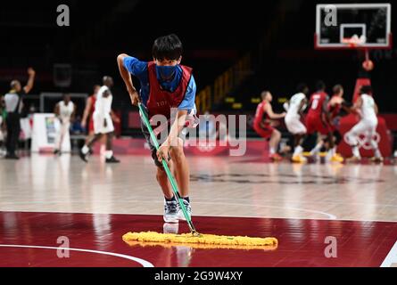 Saitama, Japon. 28 juillet 2021. Basket-ball : Jeux Olympiques, Nigeria - Allemagne, cycle préliminaire, Groupe B, deuxième jour au Saitama Super Arena. Le sol est essuyé. Credit: Swen Pförtner/dpa/Alay Live News Banque D'Images