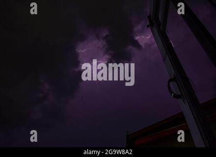 Srinagar, Inde. 27 juillet 2021. La foudre frappe au cours d'un orage au Cachemire. Crédit : SOPA Images Limited/Alamy Live News Banque D'Images