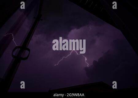 Srinagar, Inde. 27 juillet 2021. La foudre frappe au cours d'un orage au Cachemire. Crédit : SOPA Images Limited/Alamy Live News Banque D'Images