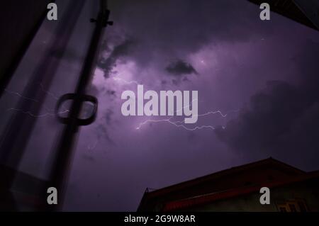 Srinagar, Inde. 27 juillet 2021. La foudre frappe au cours d'un orage au Cachemire. Crédit : SOPA Images Limited/Alamy Live News Banque D'Images