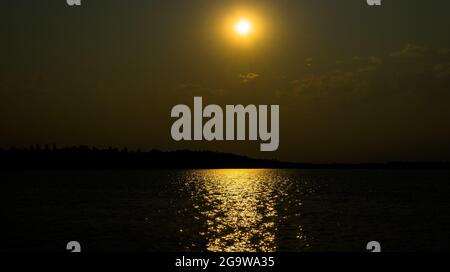 Coucher de soleil dans un ciel rempli de fumée. Banque D'Images