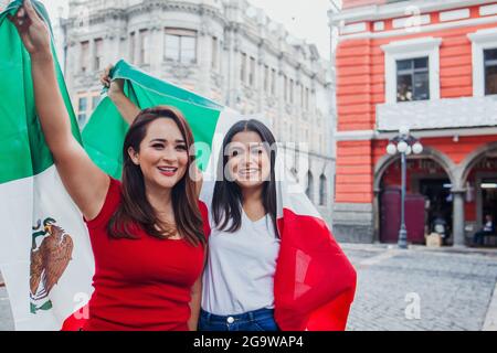 Les femmes mexicaines avec des drapeaux appréciant la fête de l'indépendance mexicaine Banque D'Images