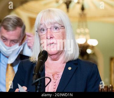Washington, États-Unis. 27 juillet 2021. Le sénateur américain Debbie Stabenow (D-WA) prend la parole lors d'une conférence de presse du leadership démocratique du Sénat. Crédit : SOPA Images Limited/Alamy Live News Banque D'Images
