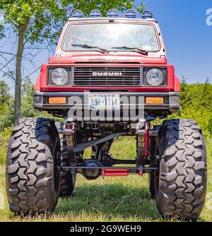 Suzuki Samurai avec un ascenseur sérieux Banque D'Images