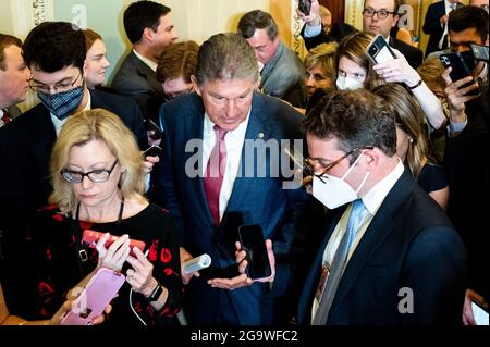 Washington, États-Unis. 27 juillet 2021. Le sénateur américain Joe Manchin (D-WV) parle aux journalistes alors qu'il se rapproche de la salle du Sénat. Crédit : SOPA Images Limited/Alamy Live News Banque D'Images