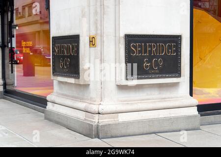 Londres, Royaume-Uni. 27 juillet 2021. Panneaux Selfridges vus à l'extérieur du magasin phare Selfridges à Oxford Street. Le grand magasin emblématique est commercialisé à un prix de départ de 4 milliards de livres sterling. Selfridge dispose de 25 points de vente dans le monde entier. Crédit : SOPA Images Limited/Alamy Live News Banque D'Images