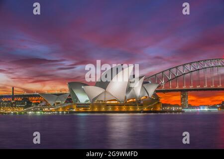 Coucher de soleil sur le pont du port de Sydney et l'opéra Banque D'Images