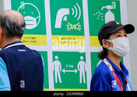 Tokyo, Japon. 15 juillet 2021. Un volontaire des Jeux Olympiques de Tokyo 2020 porte un masque facial comme mesure préventive contre la propagation du covid-19. Crédit : SOPA Images Limited/Alamy Live News Banque D'Images