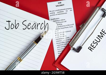 Business concept - mise en page de bloc-notes, publicité, stylo et CV sur presse-papiers avec texte recherche d'emploi Banque D'Images