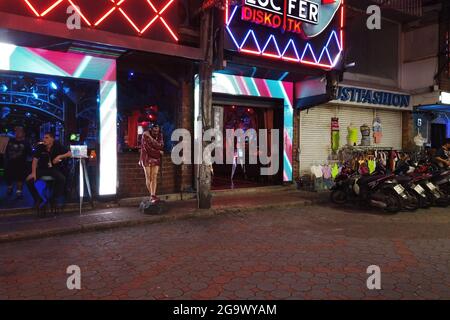 La rue piétonne rouvre la première nuit après la première pandémie d'éclusage Pattaya Thaïlande Banque D'Images