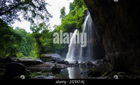 Cascade de Haew suwat dans la forêt tropicale, parc national de Khao Yai, Thaïlande. Banque D'Images