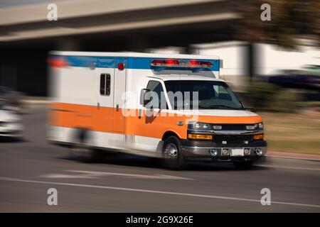 Une ambulance se lance pour répondre aux situations d'urgence. Banque D'Images