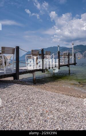 Cafe Pier avec vue sur le lac de Garde Banque D'Images