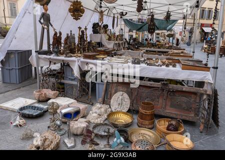 Étals de rue du marché des antiquités à Arezzo Italie Banque D'Images