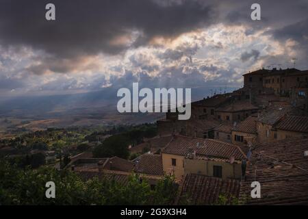 Colline toscane ville de Volterra, paysage du soir avant la tempête Banque D'Images