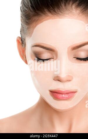 Collagène Hyaluronic Acid Mask rajeunissement facial femme asiatique portant la feuille de traitement de boue blanche masque Banque D'Images