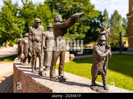 Oulu, Finlande - 25 juillet 2021 : vue sur les statues de bronze d'Ajan Kulku commémorant l'histoire de la ville d'Oulu dans le parc en face de l'hôtel de ville Banque D'Images