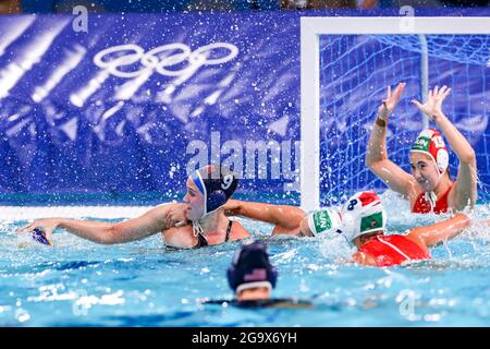 TOKYO, JAPON - JUILLET 28 : ARIA Fischer des États-Unis, Vanda Valyi de Hongrie, Rita Keszthelyi Nagy de Hongrie, Alda Magyari de Hongrie lors du match des femmes du tournoi olympique de water-polo de Tokyo 2020 entre la Hongrie et les États-Unis au Tatsumi Waterpolo Centre le 28 juillet 2021 à Tokyo, Japon (photo de Marcel ter Bals/Orange Pictures) Banque D'Images