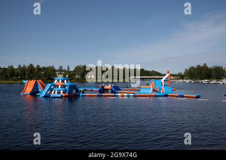 Oulu, Finlande - 25 juillet, 2021:Parc d'attractions aquatique dans le centre-ville d'Oulu lors d'une belle journée d'été Banque D'Images