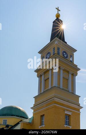 Oulu, Finlande - 25 juillet 2021 : vue sur la cathédrale d'Oulu en centre-ville avec une étoile au soleil Banque D'Images