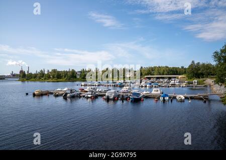 Oulu, Finlande - 25 juillet 2021 : vue sur le port et le port de plaisance dans le centre-ville d'Oulu, sur la mer Baltique Banque D'Images