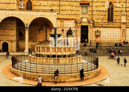 Fontana Maggiore en face de la cathédrale de San Lorenzo à Pérouse en Italie Banque D'Images