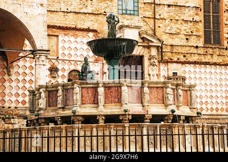 Fontana Maggiore en face de la cathédrale de San Lorenzo à Pérouse en Italie Banque D'Images