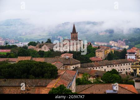 Tôt le matin, brouillard qui surroule les collines de l'Ombrie et la ville de Pérouse en Italie Banque D'Images