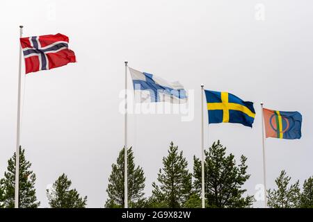 Vue sur les drapeaux de la nation sami, ainsi que sur la Finlande, la Norvège et la Suède sous un ciel couvert blanc Banque D'Images