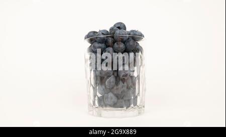 Les bleuets mûrs dans le verre de cristal. Banque D'Images