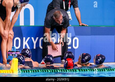 TOKYO, JAPON - JUILLET 28 : Makenzie Fischer des États-Unis, Alys Williams des États-Unis, Rachel Fattal des États-Unis, Ashleigh Johnson des États-Unis, Aria Fischer des États-Unis, Maggie Steffens des États-Unis, Maddie Musselman des États-Unis, L'entraîneur-chef Adam Krikorian des États-Unis lors du match des femmes du tournoi de water-polo olympique de Tokyo 2020 entre la Hongrie et les États-Unis au Tatsumi Waterpolo Centre le 28 juillet 2021 à Tokyo, Japon (photo de Marcel ter Bals/Orange Pictures) Banque D'Images