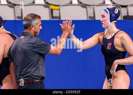 TOKYO, JAPON - JUILLET 28 : entraîneur-chef Adam Krikorian des États-Unis, Aria Fischer des États-Unis lors du match des femmes du tournoi de water-polo olympique de Tokyo 2020 entre la Hongrie et les États-Unis au Tatsumi Waterpolo Centre le 28 juillet 2021 à Tokyo, Japon (photo de Marcel ter Bals/Orange Pictures) Banque D'Images