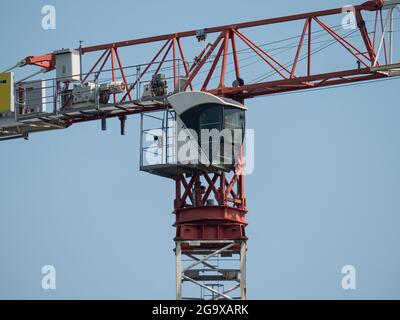 Berlares, Belgique, 22 juillet 2021, gros plan d'une cabine d'une grande grue à tour Banque D'Images