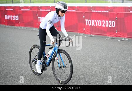 Oyama, Japon. 28 juillet 2021. Cyclisme : Jeux Olympiques, Oyama (22,10 km), essai individuel des femmes au Fuji International Speedway. Masomah Ali Zada, en action pour l'équipe olympique des réfugiés. Credit: Sebastian Gollnow/dpa/Alay Live News Banque D'Images