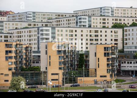 Gothenburg, Vastra Gotaland, Suède. 2 juin 2021. Bâtiments dans le quartier de Masthugget à Göteborg. Avec quatre terminaux RO-RO, le port de Göteborg est équipé pour manipuler tous les types de marchandises roulantes ainsi que des conteneurs et des cassettes. Deux des quatre terminaux ont des liaisons ferroviaires avec des voies qui s'exécutent directement sur le côté quai. (Credit image: © Karol Serewis/SOPA Images via ZUMA Press Wire) Banque D'Images