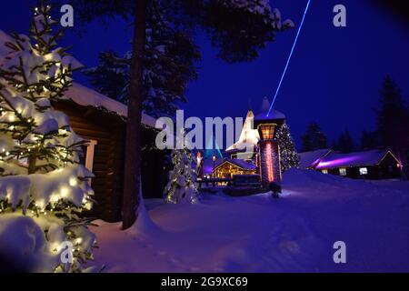 Ambiance hivernale crépusculaire enneigée au village du Père Noël Rovaniemi, Laponie, Finlande en février, visitez le tourisme finlandais Banque D'Images